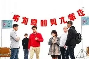 话题时间线工作台界面，屏幕上排列着多条热搜条目与信源标签